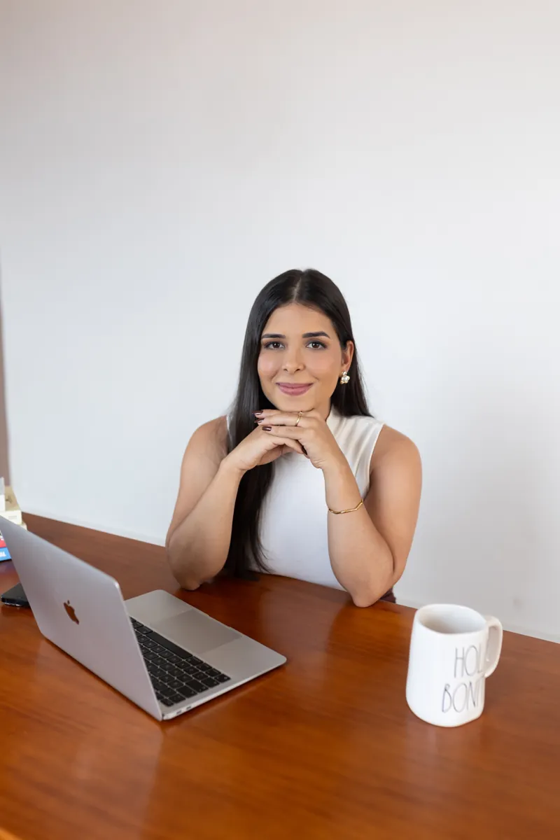 Yara en su escritorio, preparada para enseñar portugués